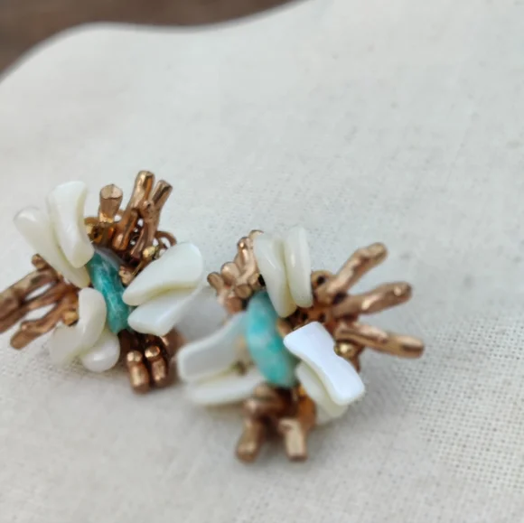 Vintage Miriam Haskell mother of pearl and amazonite coral branch earrings - Picture 12 of 13